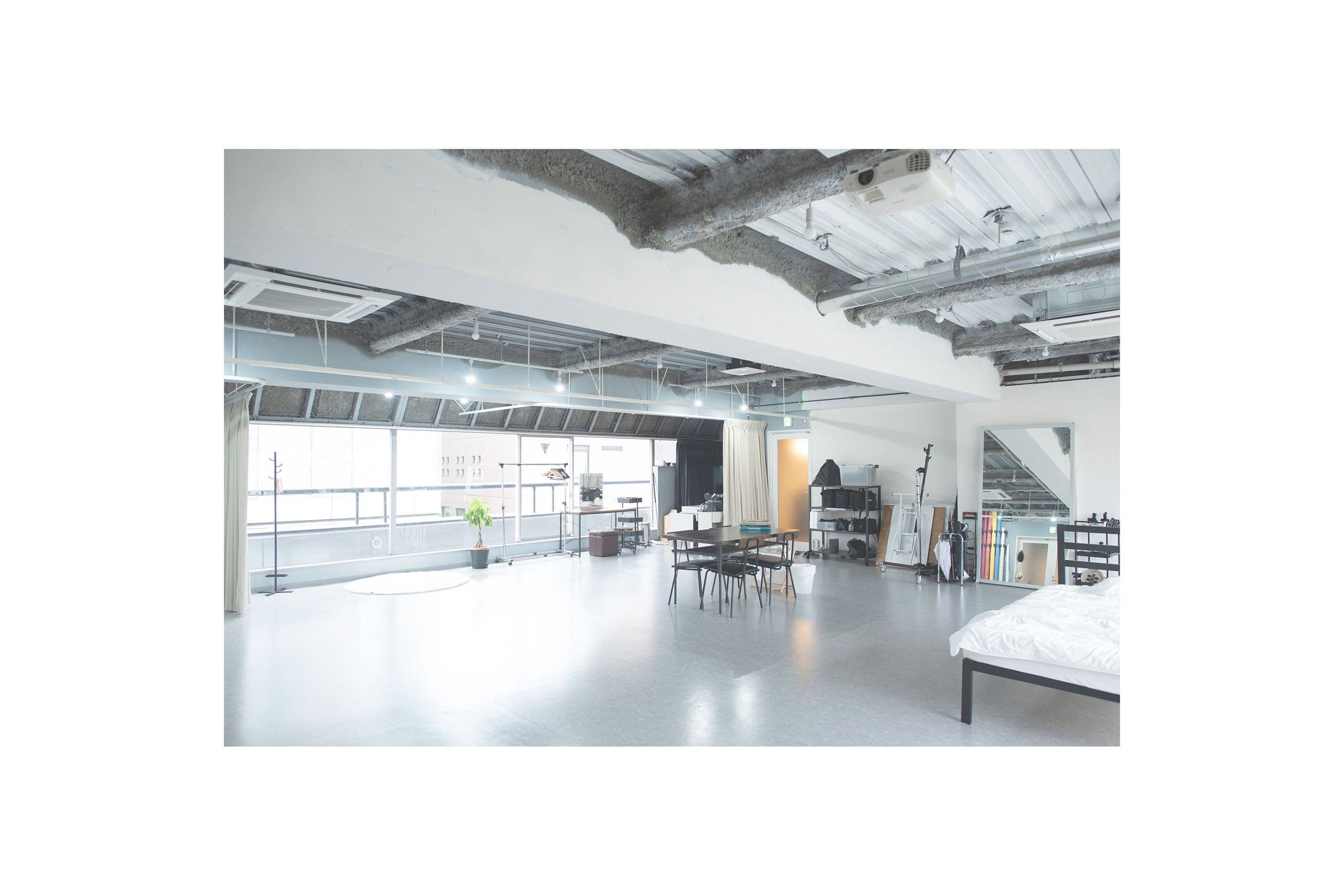 自然光が差し込む studio akegure（大阪市西区・中之島）の撮影スタジオ全景