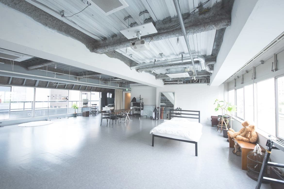 自然光が差し込む studio akegure（大阪市西区・中之島）の撮影スタジオ全景